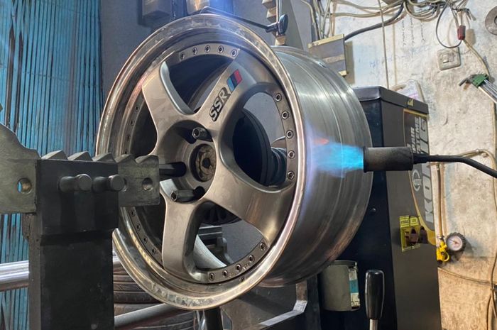 Kondisi jalan yang tidak dikuasai terkadang tidak bisa menghindar dari lubang yang memicu pelek peang.