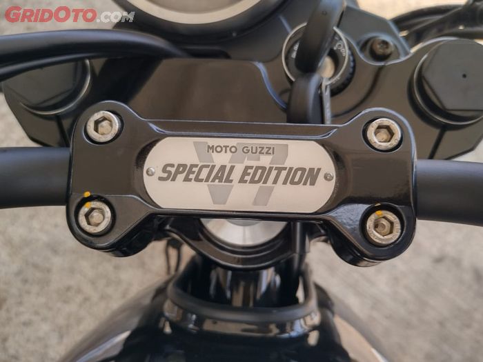 Plakat Special Edition memberi kesan ekslusif pada Moto Guzzi V7 Stone Special