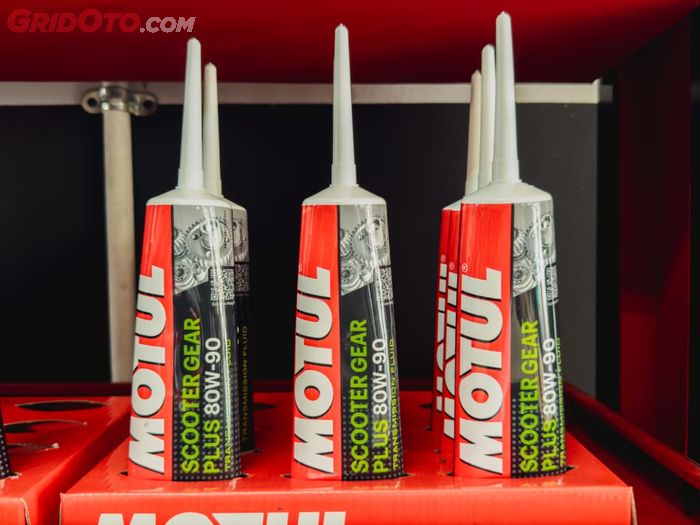 Scooter Gear Plus 80W-90 dikemas dalam botol berukuran 150 ml