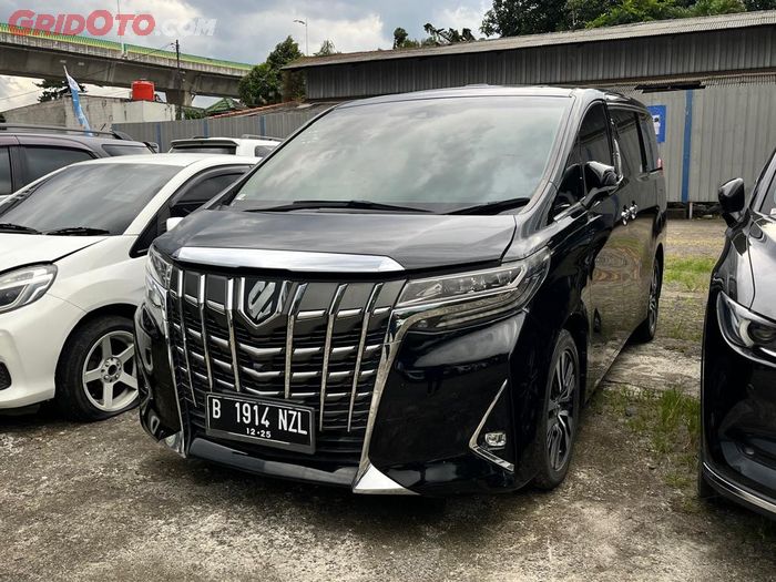 Toyota Alphard di balai lelang Auksi Ciledug.
