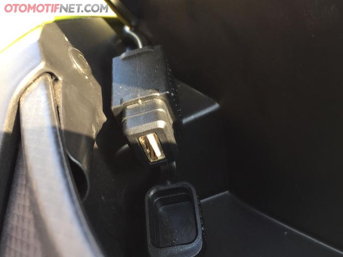 Suzuki Nex II Cross dibekali USB charger di bagian konsol box kiri