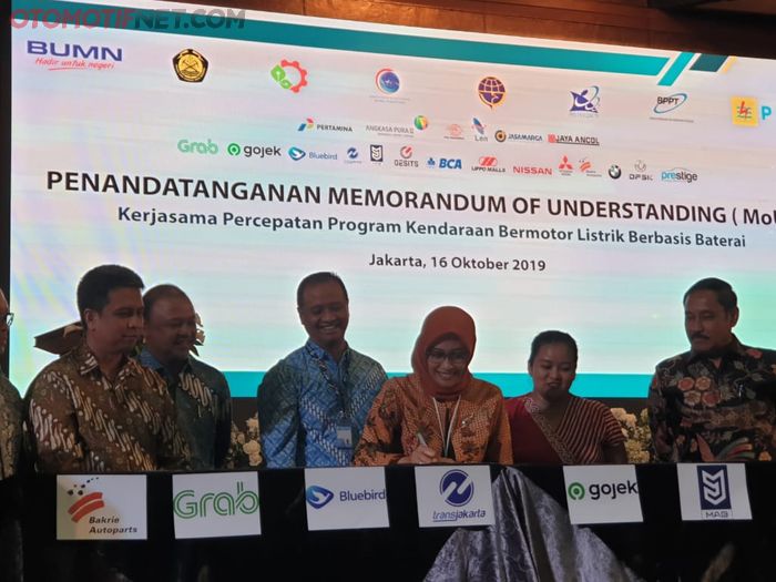 Nissan, BMW, DFSK, Mitsubishi Total 20 Perusahaan Digandeng PLN, Teken MoU Program Kendaraan Listrik