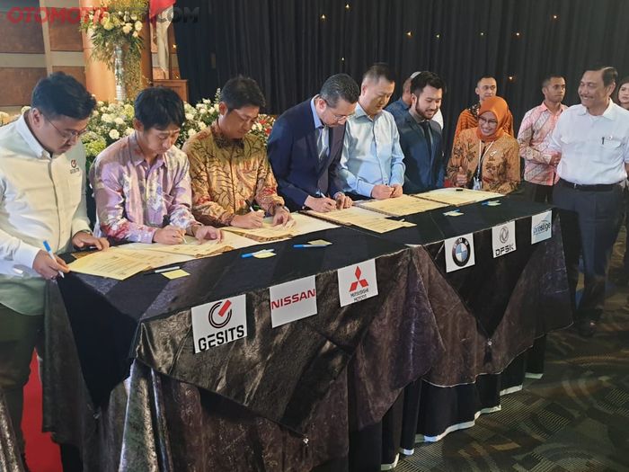 Nissan, BMW, DFSK, Mitsubishi Total 20 Perusahaan Digandeng PLN, Teken MoU Program Kendaraan Listrik