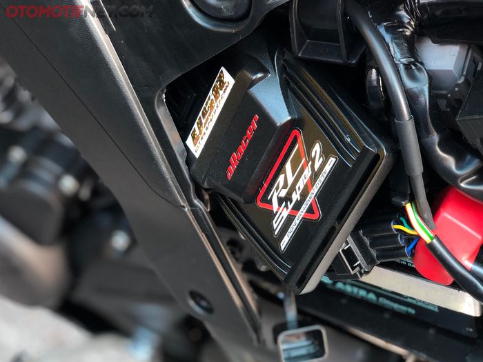 Debit bensin dan pengapian diatur ulang menggunakan ECU aRacer RC Super 2 asal Taiwan