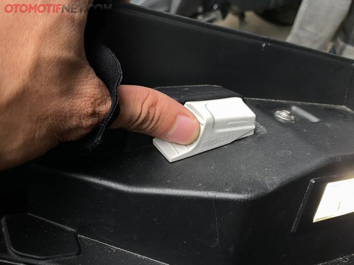 Cukup geser tuas untuk membuka Flex Case