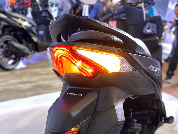 Meski masih bohlam, desain lampu belakangnya juga baru