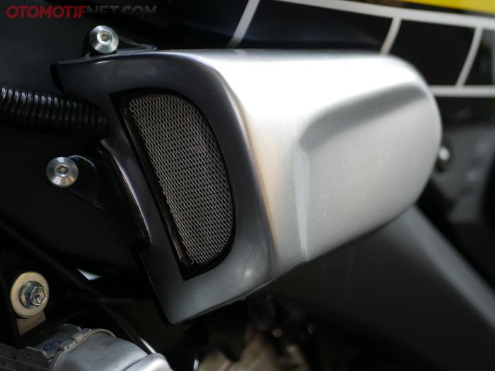 Air scoop sebagai cover perangkat kelistrikan Yamaha XSR 155
