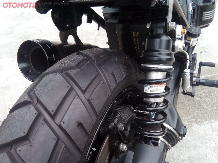 Sokbreker belakang BMW K1100LT R1 di sisi kanan, di kiri ada knalpot buatan RCW