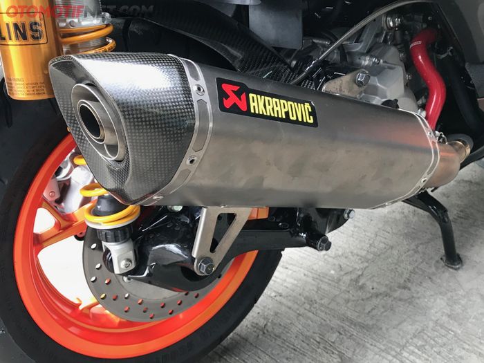 Knalpot Akrapovic slip-on lengkap dengan DB Killer biar suara Yamaha XMAX ramah di telinga