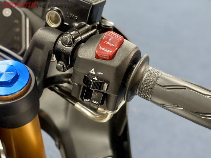 All New Yamaha R15M Connected ABS pakai fitur Big Bike Engine Switch Off, tombol bawah untuk ganti informasi spidometer