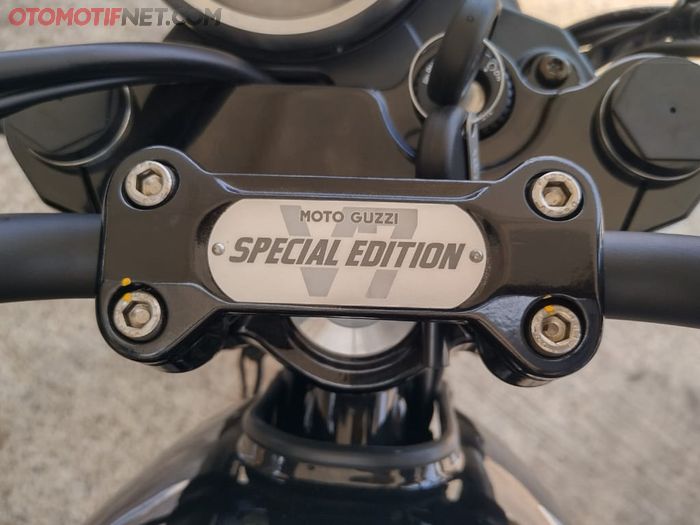 Logo Special Edition yang tidak bisa ditemui di Moto Guzzi V7 Stone biasa