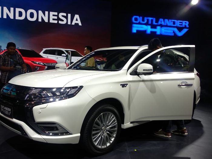 Mitsubishi Outlander PHEV resmi meluncur