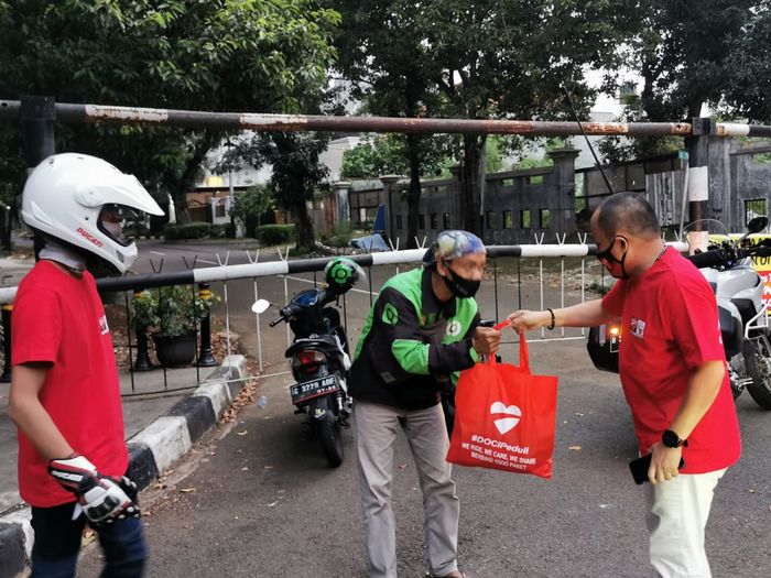 Ducati Owners Club Indonesia Turun Ke Jalan, Sebar Sembako Sebanyak 1.000 Paket