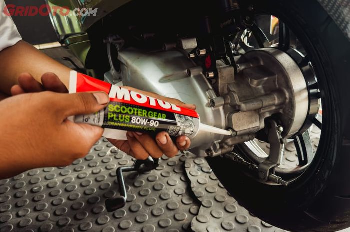 Scooter Gear Plus 80W-90 didesain khusus untuk melindungi gearbox dari berbagai masalah