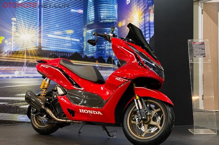 Modifikasi All New Honda PCX 160 beraliran Advanced Sporty dengan warna merah serta balutan carbon fiber