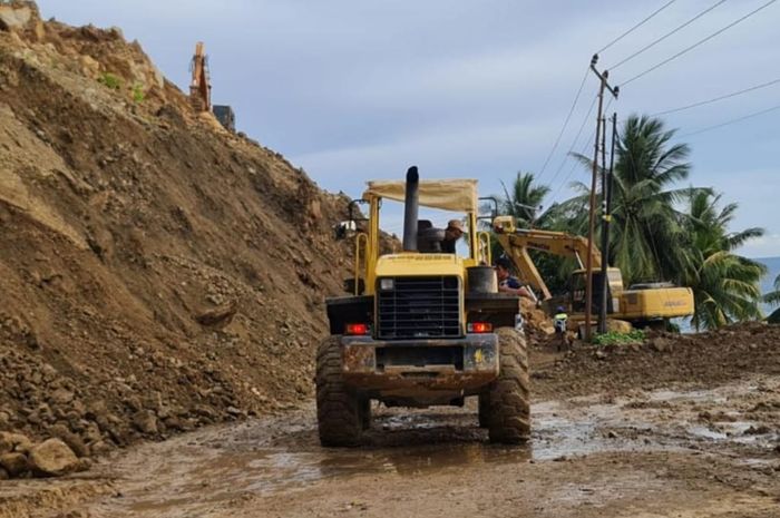 Kementerian PUPR buka Jalan Nasional Trans Sulawesi yang menghubungkan Kabupaten Mamuju dengan Kabupaten Majene yang terputus karena longsor.