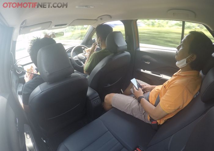 Duduk di belakang Nissan Kicks E-Power cukup nyaman, ruang kaki dan kepala lega