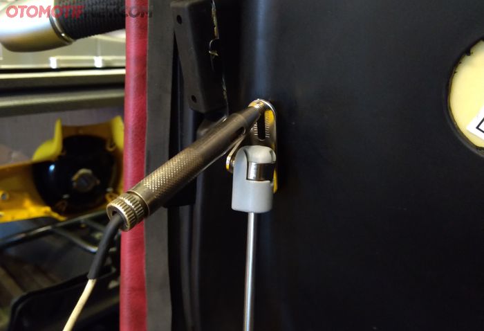 Selanjutnya, tandai dengan besi tajam dan lubangi sedikit jok Vespa GTS Super 300 sebagai panduan baut nanti 