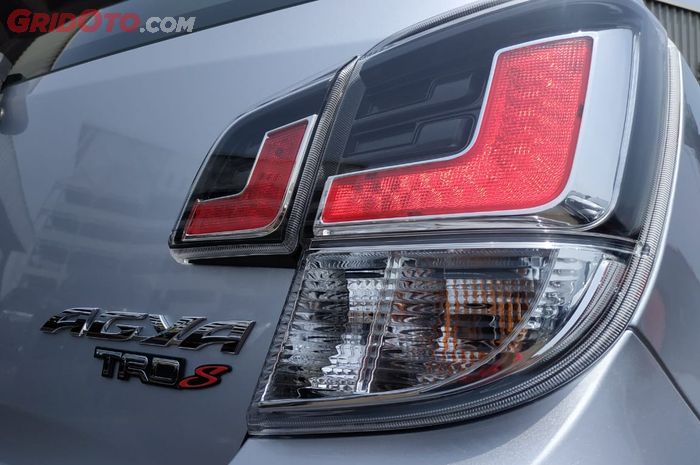 Ilustrasi lampu belakang mobil bocor