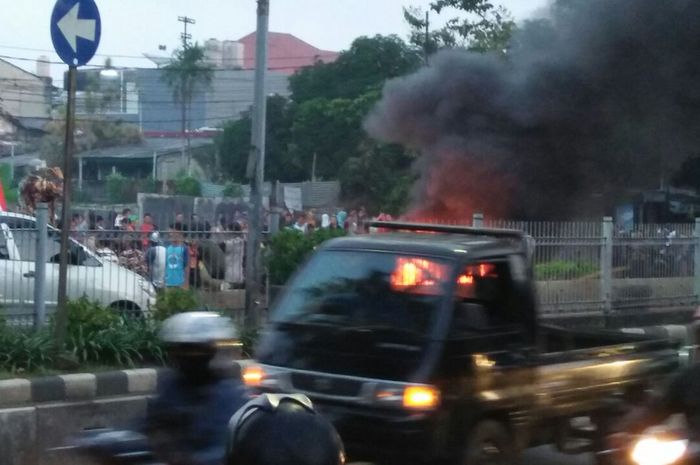 Terjadi aksi bakar ban di Jalan Arteri Pondok Indah