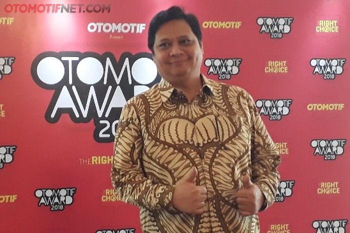 Airlangga Hartarto wakili Jokowi terima OTOMOTIF Award 2018