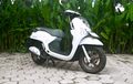 Perempuan Juga Bisa, Ini Cara Mudah Merawat Motor Berwarna Putih