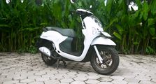 Perempuan Juga Bisa, Ini Cara Mudah Merawat Motor Berwarna Putih