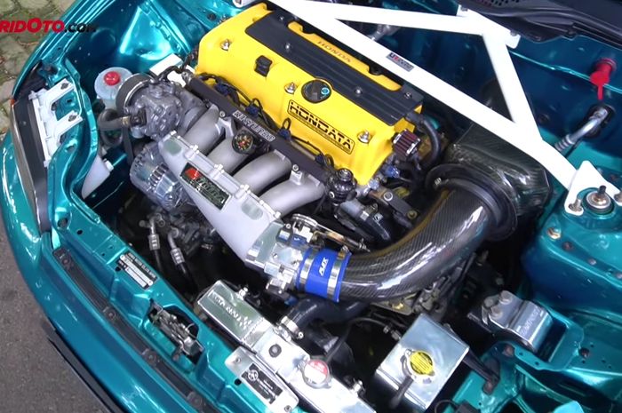 Contoh mesin mobil yang sudah mengalami modifikasi besar-besaran