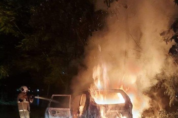 Toyota Avanza terbakar di Jalan Duri Kepa, Kecamatan, Kebon Jeruk, Jakarta Barat, Senin (28/11/2022). 