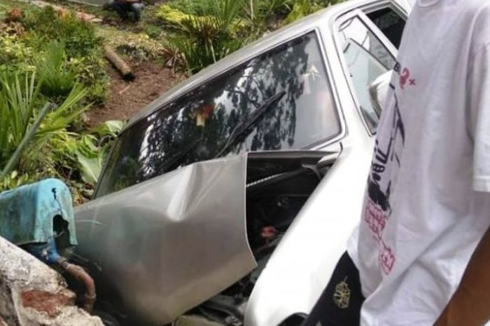 Mobil Kijang terlibat tabrakan dengan motor Mio di Baturraden hingga terjun ke parit