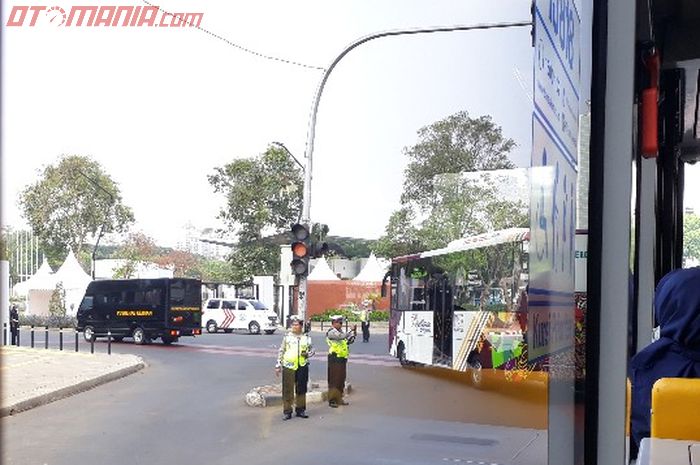 Simulasi pengawalan bus atlet dan penutupan jalan untuk Asian Para Games 2018