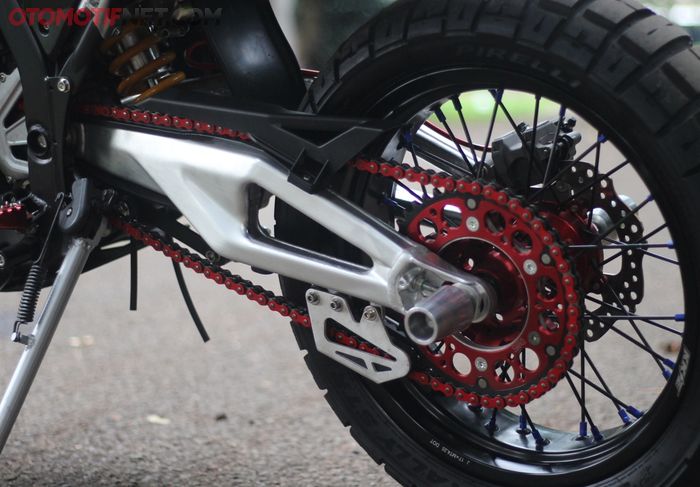 Pemakaian lengan ayun Aprilia RXV450 bikin Honda CRF250 Rally terlihat lebih kekar