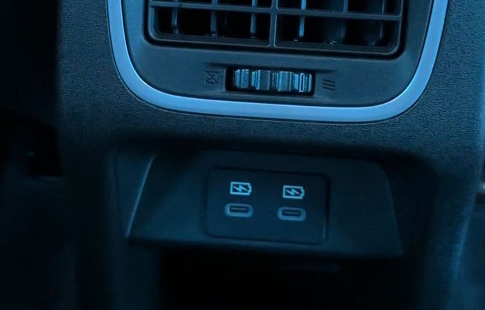 Baris kedua New Grand Vitara disediakan dua buah port USB type C