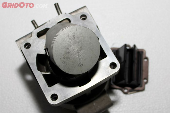 Blok mesin pakai Moto1 dengan piston ukuran 65 mm