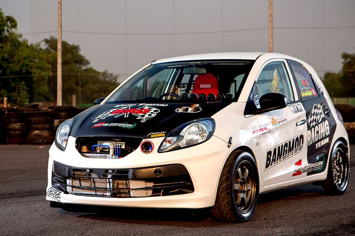 Modifikasi Honda Brio jadi mobil drag race