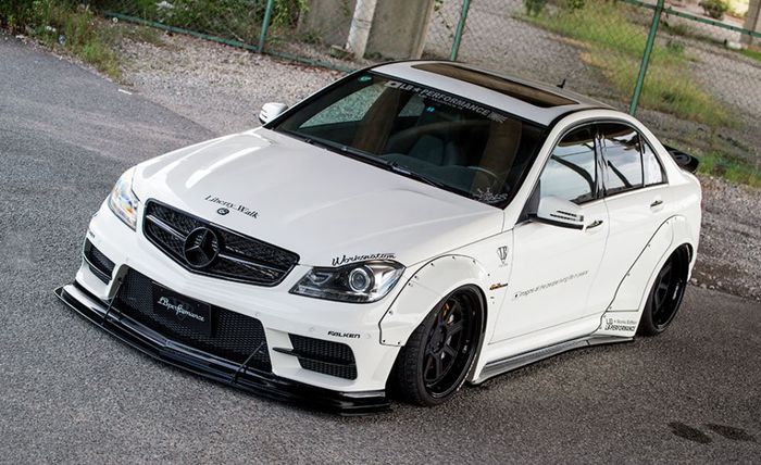 Tampilan depan modifikasi Mercedes-AMG C63 garapan Liberty Walk