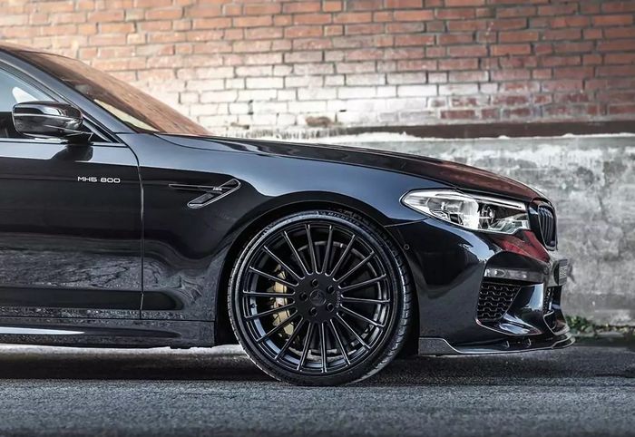 Modifikasi BMW M5 ditopang pelek Hamann EVO Anniversary warna hitam