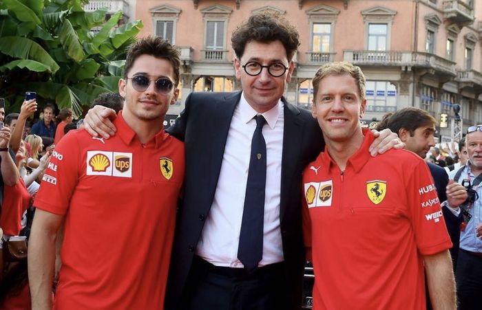 Bos tim Ferrari, Mattia Binotto, didampingi Charles leclerc dan Sebastian Vettel pada peringatan 90 tahun Ferrari