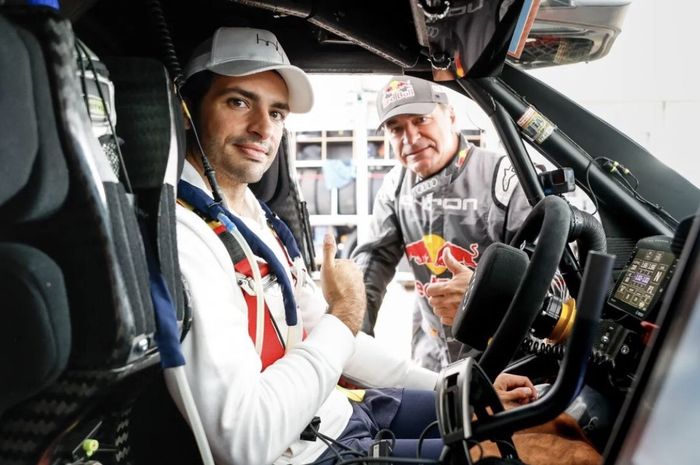 Carlos Sainz temani sang ayah balapan di Reli Dakar 2023