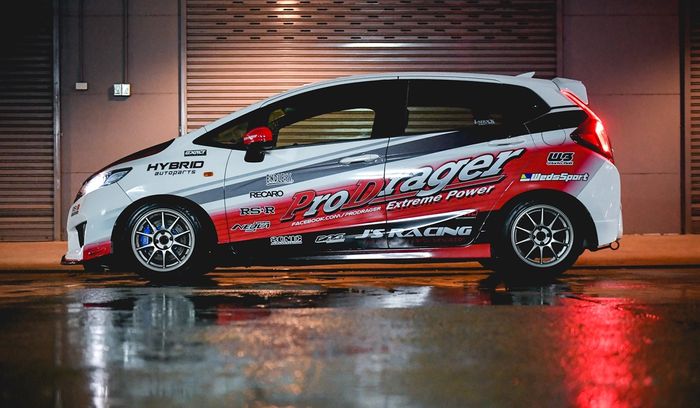 Modifikasi Honda Jazz GK5 dihias livery balap yang atraktif