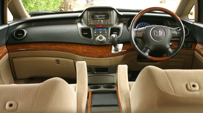 Ruang interior Honda Odyssey 2007 mengusung tampilan mewah dan fitur berkelas