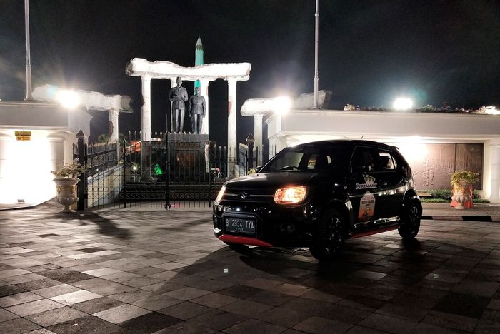 Suzuki Ignis dengan latar monumen Tugu Pahlawan Surabaya