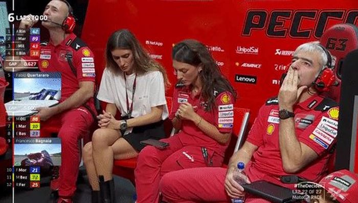 Sambil mengelus kumis dan jenggot, beginilah gaya khas Gigi Dall'Igna ketika menyaksikan pembalapnya balapan di MotoGP Valencia 2022