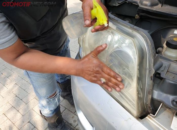 Permukaan mika dibersihkan, lalu disemprot air bersih sembari digosok pakai amplas halus.