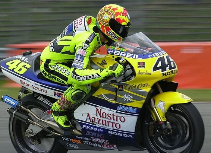 Menggunakan Honda NSR500, Rossi berhasil merebut gelar juara dunia setelah bersaing ketat dengan Max Biaggi
