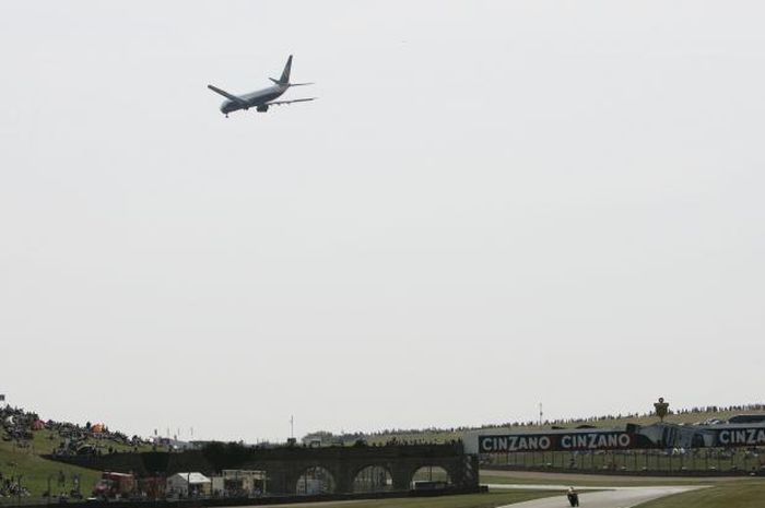Sirkuit MotoGP Inggris 2008 di Donington Park sebelahan dengan bandara