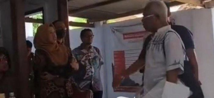 Warga yang protes di kelurahan Panggungrejo, Tulungagung karena nilai ganti untung tol Kediri-Tulungagung tak sesuai ekspetasi