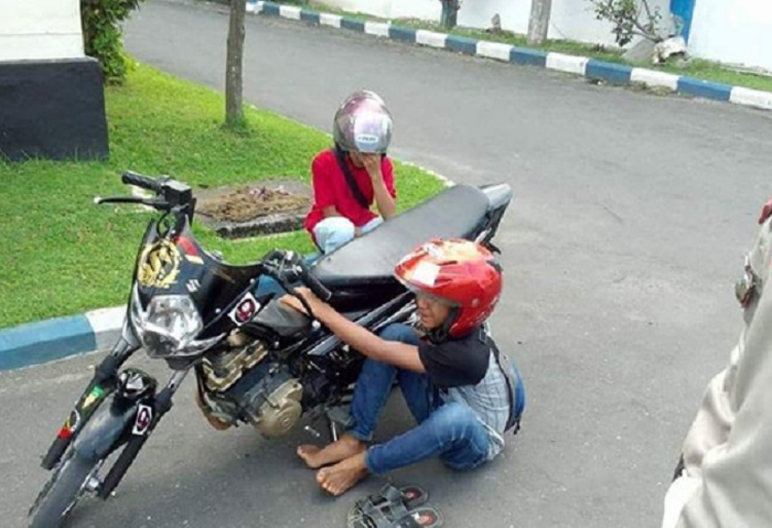 Bocah berboncengan mengendarai Suzuki Satria kena tilang dan menangis
