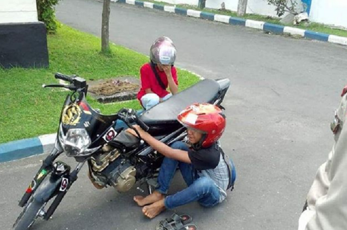 Foto ilustrasi pengendara motor yang ditilang karena tidak menggunakan kaca spion