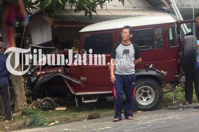 Toyota FJ40 hajar dua motor, berhenti ketahan pohon